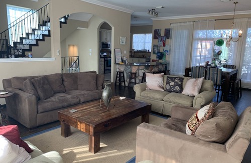 Houston House | PICK ME! 3 story home! Corporate/Family/friends living for short & long stays