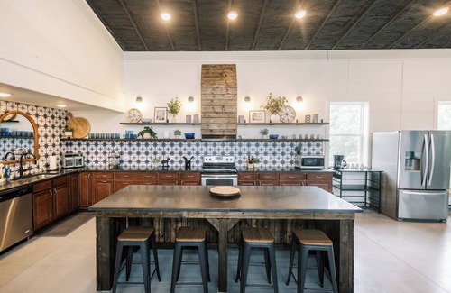 Williamstown House | Pickle Barn - Sleeps 20, Close to Ark, Great for Groups and Large Families