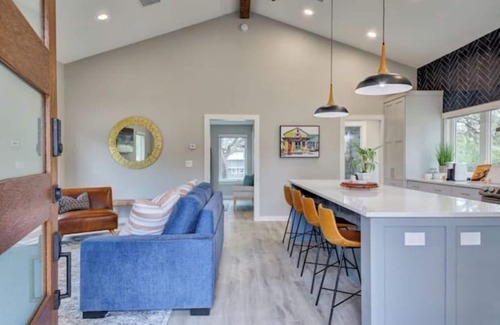 Driftwood House | Pickleball court, casita, treetop deck on 8 acres