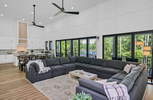 Chapin House | Pickleball Court + Hot Tub + Much More! Sleeps 16