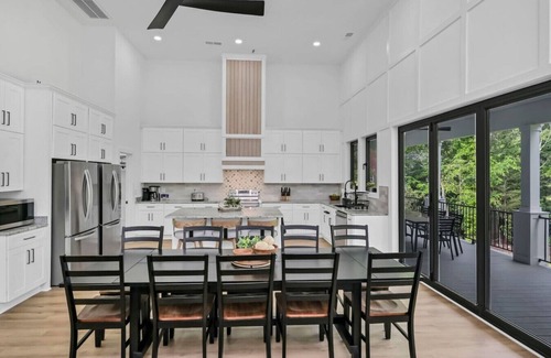 Chapin House | Pickleball Court + Hot Tub + Much More! Sleeps 16