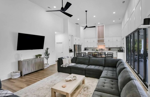 Chapin House | Pickleball Court + Hot Tub + Much More! Sleeps 16