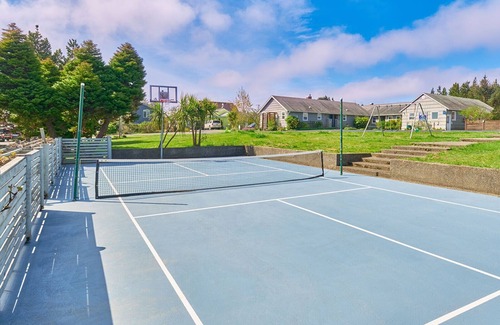 Long Beach House | PICKLEBALL! Walk to Beach, Fireplace, BBQ (ANC#7)
