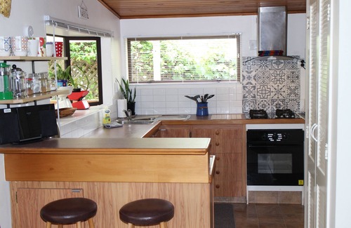 Picton House | Pictons Home away from Home: 10 minute walk to the township or ferry terminals.