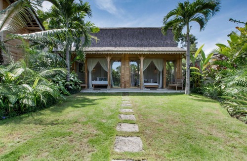 Kerobokan Villa | Picture Relaxing Beside Your Private Pool in Kerobokan While the Staff Serve You Ice Cold Drinks