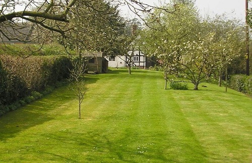Yarpole Cottage | Picturesque Black And White Cottage