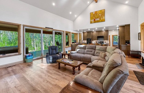 McCall House | Picturesque Cedar Retreat w/Hot Tub