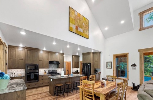 McCall House | Picturesque Cedar Retreat w/Hot Tub