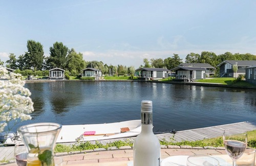 Terherne House | Picturesque holiday home with garden on open waters