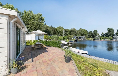 Terherne House | Picturesque holiday home with garden on open waters