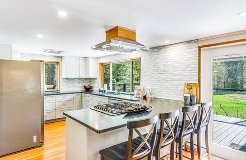 Quilcene Cabin | Picturesque home/wedding venue with hot tub, mountain view, WiFi, & Netflix