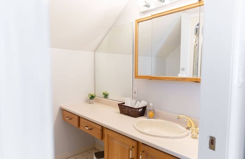 Maugerville Cottage | Picturesque Lakehouse ***Hot Tub***