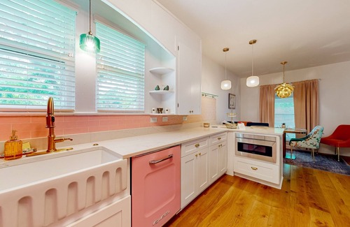 Georgetown Cottage | Picturesque, renovated 1920s cottage blocks from historic district & Blue Hole