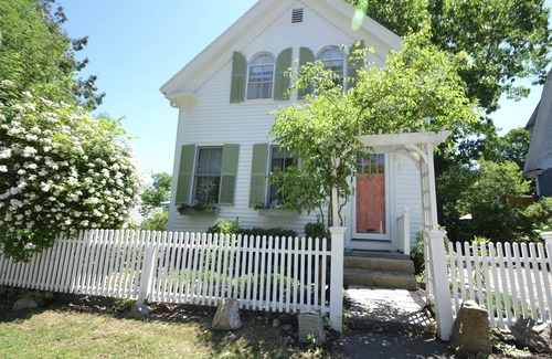 Rockport House | Picturesque Rockport Queen Anne Cottage