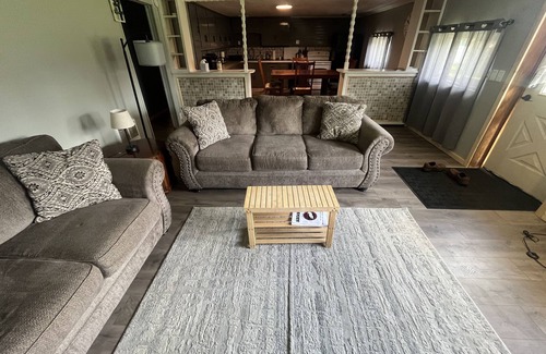 Freeport House | Piedmont Lake Marina Road Cabin Rental