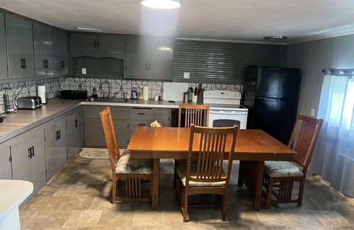 Freeport House | Piedmont Lake Marina Road Cabin Rental