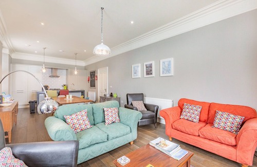 Weston-super-Mare Cottage | PIER VIEW, family friendly, with a garden in Weston-Super-Mare