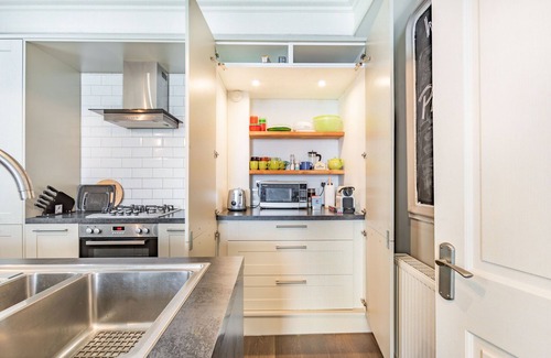 Weston-super-Mare Cottage | PIER VIEW, family friendly, with a garden in Weston-Super-Mare