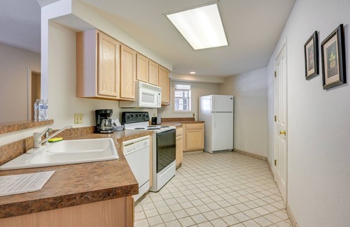 Pigeon Condo | Pigeon Retreat w/Community Pool & Hot Tub!