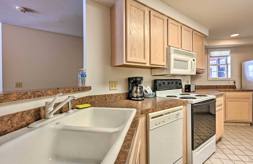 Pigeon Condo | Pigeon Retreat w/Community Pool & Hot Tub!