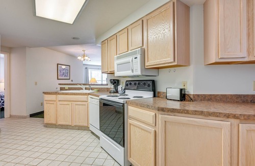Pigeon Condo | Pigeon Retreat w/Community Pool & Hot Tub!