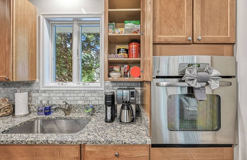 Livingston House | Pigeon Cove Hideaway: Gorgeous Lakefront Retreat