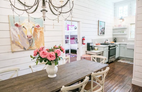 Burton House | Pigs Fly in Burton just minutes to Round Top Antiques Shopping and Dining