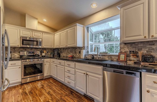 Larkspur House | Pilot Butte Retreat | Hot Tub, Pool Table, Fam Fun