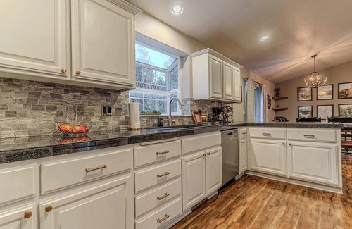 Larkspur House | Pilot Butte Retreat | Hot Tub, Pool Table, Fam Fun