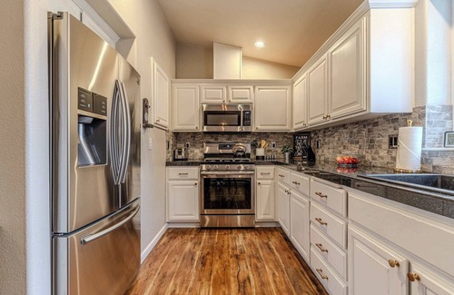 Larkspur House | Pilot Butte Retreat | Hot Tub, Pool Table, Fam Fun