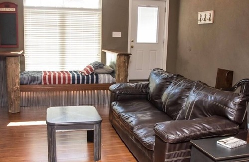 Hannibal Apartment | Pilot House Condo 2BR 1BA Sleeps 5