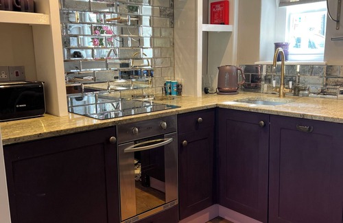 Holt Cottage | Pimpernel Cottage,Blakeney,2 bed,sleeps 3,courtyard,pub&quay a stones-throw.🌟