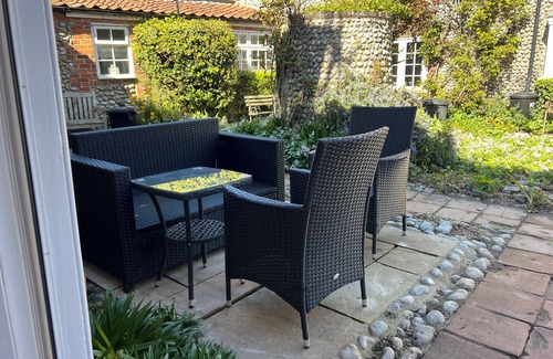 Holt Cottage | Pimpernel Cottage,Blakeney,2 bed,sleeps 3,courtyard,pub&quay a stones-throw.🌟