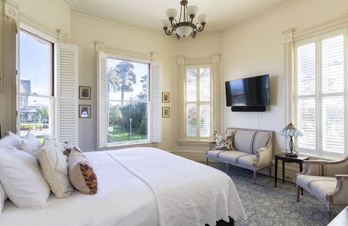 Old Town Eureka Bed & Breakfast | Pinc Lady Mansion