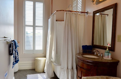 Old Town Eureka Bed & Breakfast | Pinc Lady Mansion