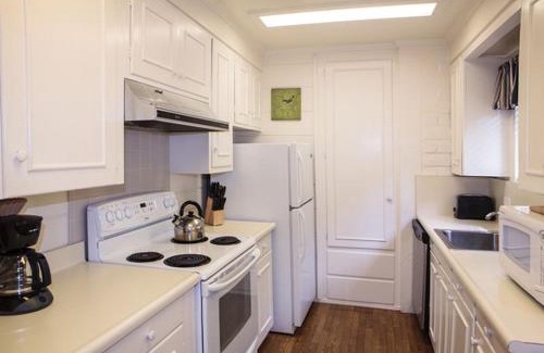 Pacific Grove House | Pine Acres Lodge