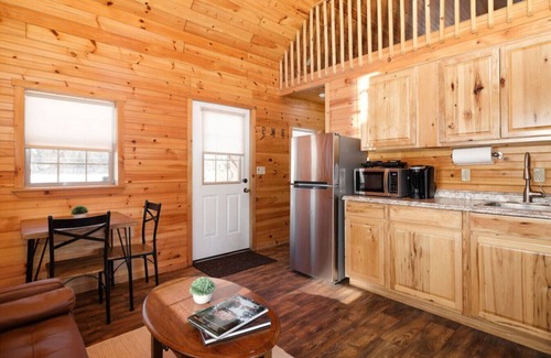 Bethlehem Cabin | Pine Cabin: Lakefront Log Cabin Retreat