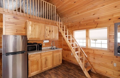 Bethlehem Cabin | Pine Cabin: Lakefront Log Cabin Retreat