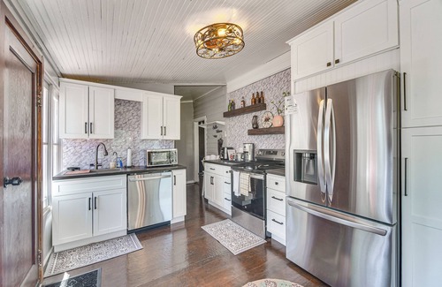 Pine Cabin | Pine 'Chateau Guest Cabin' w/Mtn Views & Sauna!