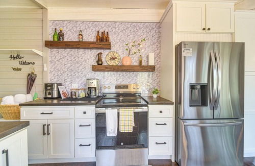 Pine Cabin | Pine 'Chateau Guest Cabin' w/Mtn Views & Sauna!