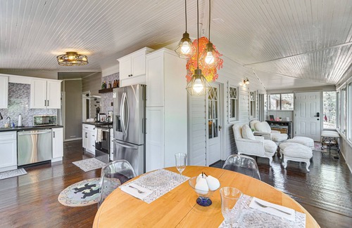 Pine Cabin | Pine 'Chateau Guest Cabin' w/Mtn Views & Sauna!