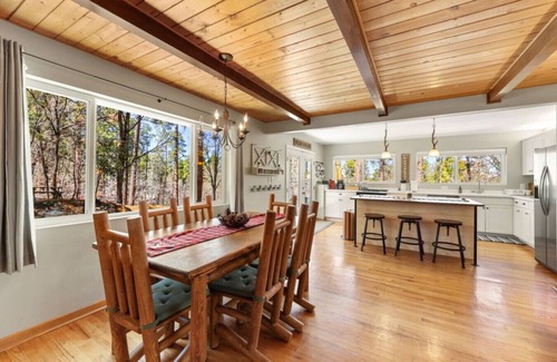 Groom Creek Cabin | Pine Cone Lodge - Fire Pit* BBQ* Ping Pong*