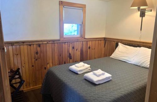 Barton Hotel | Pine Crest Motel & Cabins