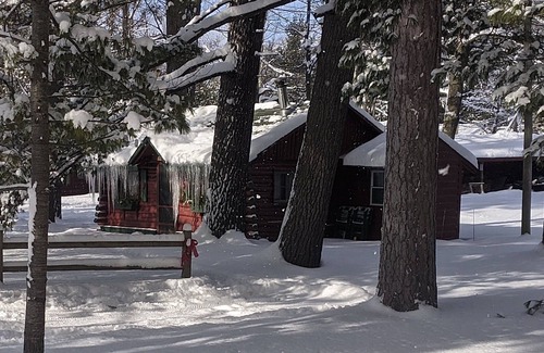 Grawn Cabin | Pine · Ellis Lake Resort - Pine Log Cabin-Interlochen/Traverse City