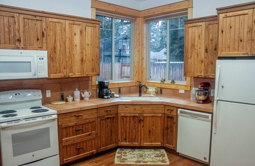 Sisters Cabin | Pine Grove Cabin, Sisters Oregon