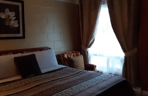 Algoma District Hotel | Pine Grove Motel