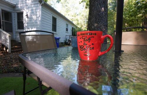 New Castle House | Pine Haven Getaway -Crib, Pets Welcome, Perfect for Families & Groups