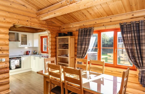 Castle Bytham Cottage | PINE LODGE, family friendly, with pool in Greetham, Rutland