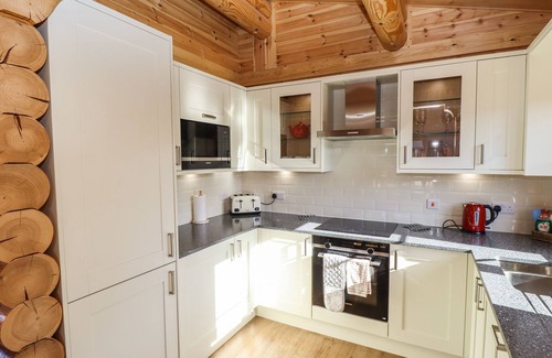 Castle Bytham Cottage | PINE LODGE, family friendly, with pool in Greetham, Rutland