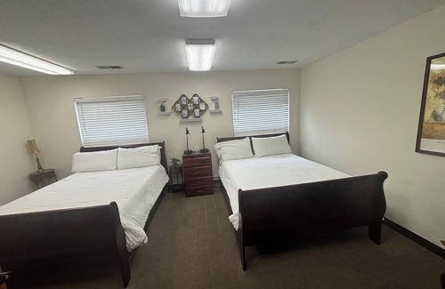 Fourmile Hotel | Pine Mountain Inn - Minutes from the Laurel Cove and Bell Theatre music venues!
